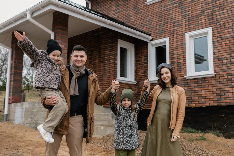 Família protegida com seguro de habitação