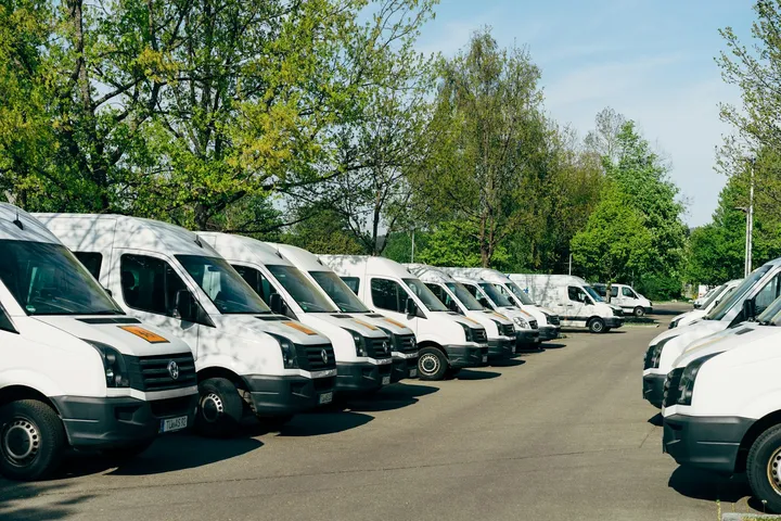 Frota de veículos comerciais estacionados