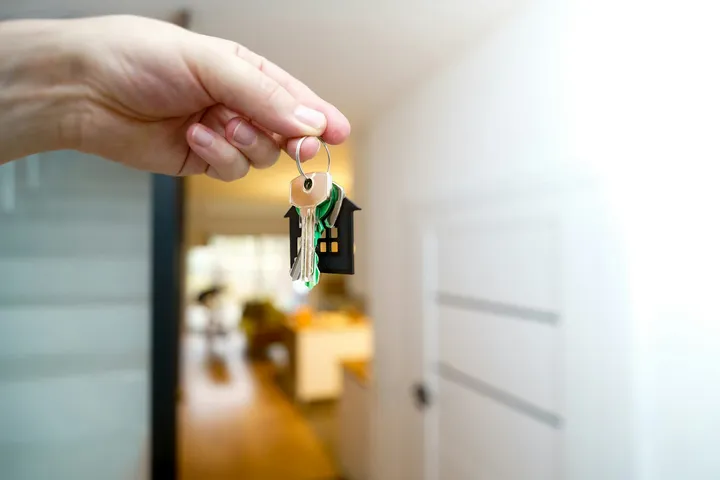 Chaves de casa entregues à entrada de uma habitação