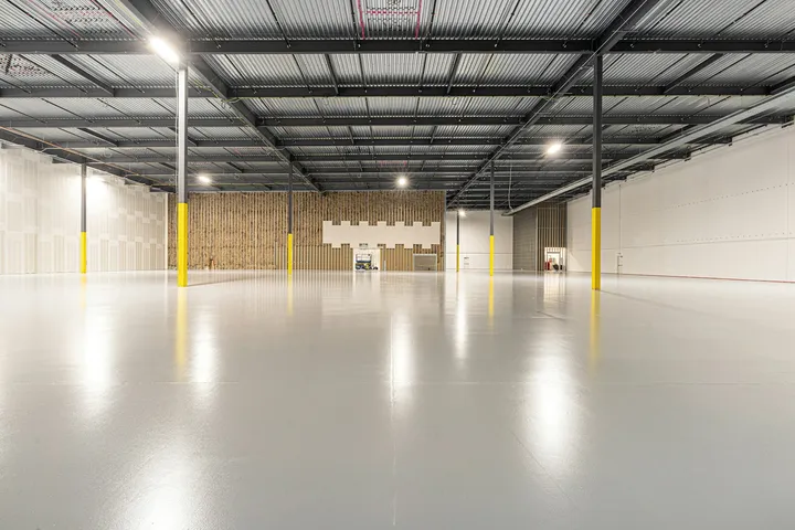 Interior de um armazém empresarial