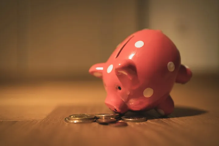 Mealheiro em forma de porco sobre uma mesa