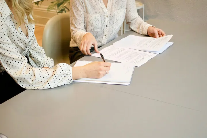 Assinatura de um documento contratual