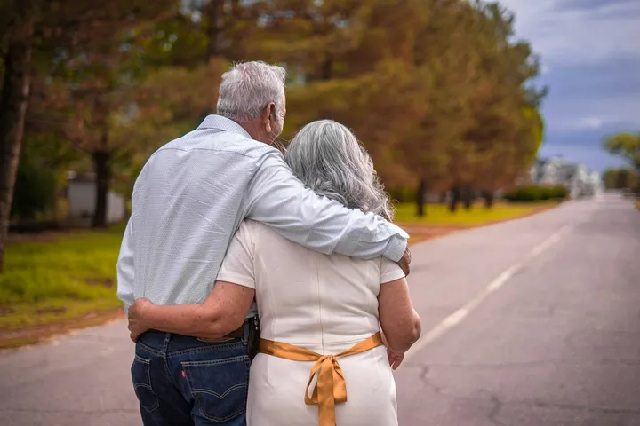 Casal sénior a passear