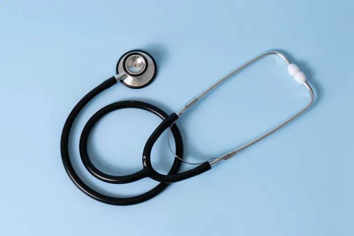 Estetoscópio médico sobre fundo azul claro