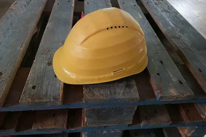 Capacete de proteção num estaleiro