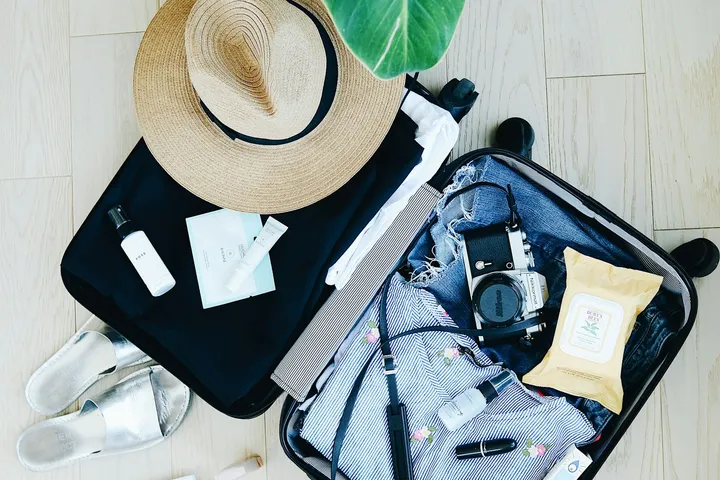 Mala de viagem aberta com essenciais de viagem